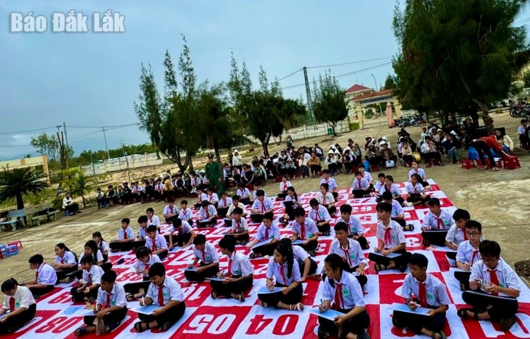 Học sinh Trường Tiểu học và THCS Cù Chính Lan hào hứng tham gia cuộc thi Rung chuông vàng.