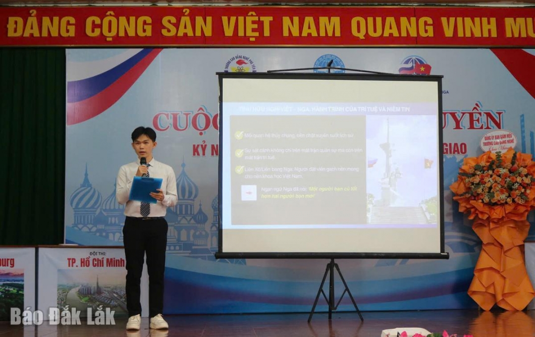 Sinh viên của Trường thi phần thi thuyết trình về quan hệ hữu nghị Việt Nam – Liên bang Nga.