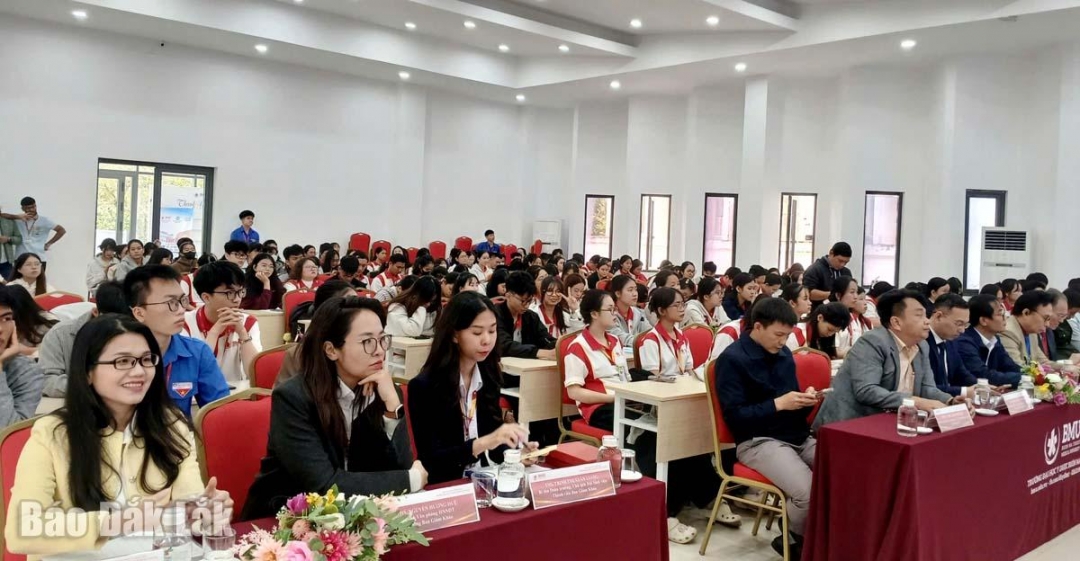 Lãnh đạo các đơn vị và sinh viên Trường Đại học Y Dược Buôn Ma Thuột tham dự hội thi