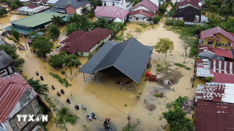 Khu vực bị ngập lụt tại tỉnh Aceh, Indonesia ngày 27/11/2025. Ảnh: TTXVN