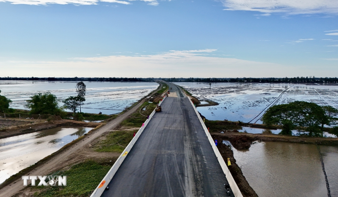 Sáng 19/12/2025, tại xã Vĩnh An, UBND tỉnh An Giang tổ chức Lễ thông xe kỹ thuật Dự án thành phần 1 thuộc Dự án đầu tư xây dựng đường bộ cao tốc Châu Đốc-Cần Thơ-Sóc Trăng giai đoạn 1. Ảnh: TTXVN