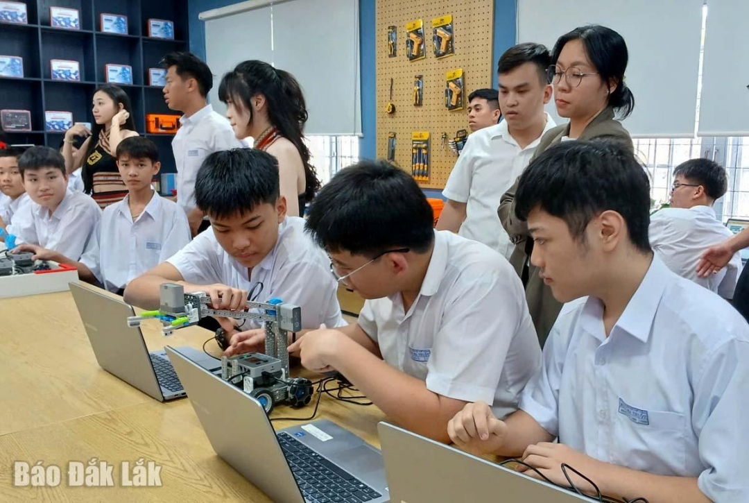 Học sinh nghiên cứu robot tại Phòng thực hành STEAM