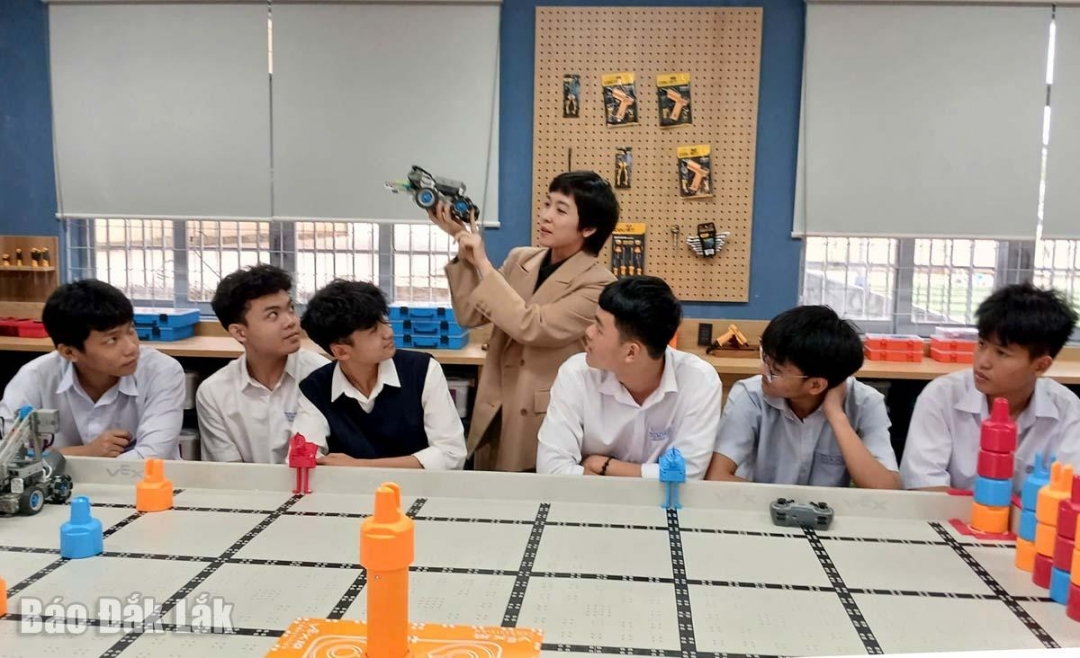 Cô và trò Trường THPT Buôn Ma Thuột học thực hành môn Vật lý tại Phòng học STEAM của trường