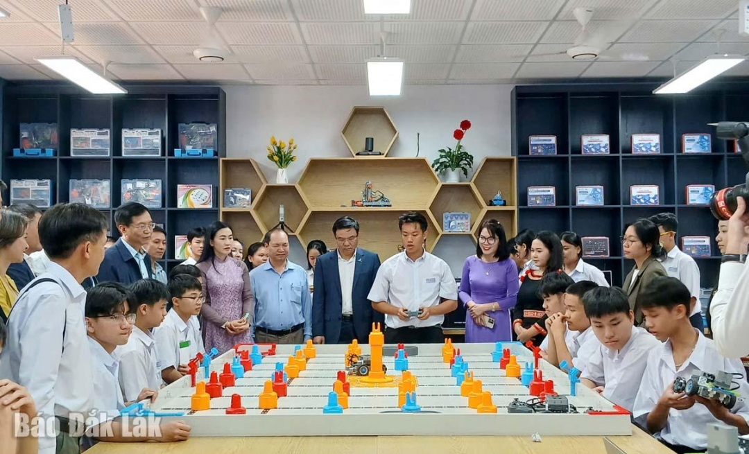 Lãnh đạo Tập đoàn Công nghiệp – Năng lượng Quốc gia Việt Nam cùng lãnh đạo tỉnh xem phòng thực hành STEAM của Trường THPT Buôn Ma Thuột 