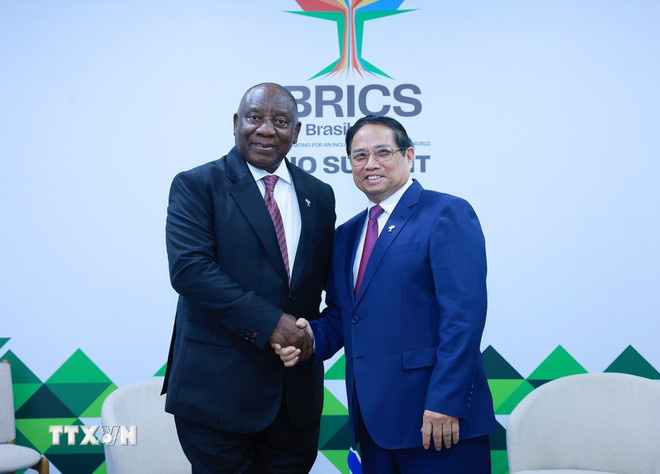 Tổng thư ký ASEAN, Thủ tướng của Timor-Leste và đại diện phái đoàn thường trực các nước ASEAN bắt tay đoàn kết tại trụ sở Ban Thư ký ASEAN. Ảnh: TTXVN