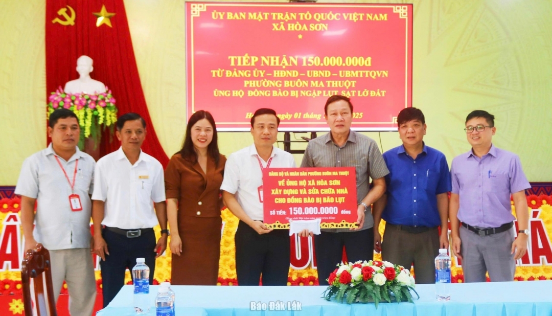 Bí thư Đảng ủy, Chủ tịch HĐND phường Buôn Ma Thuột Trần Phú Hùng trao trao kinh phí hỗ trợ cho xã Hòa Sơn.