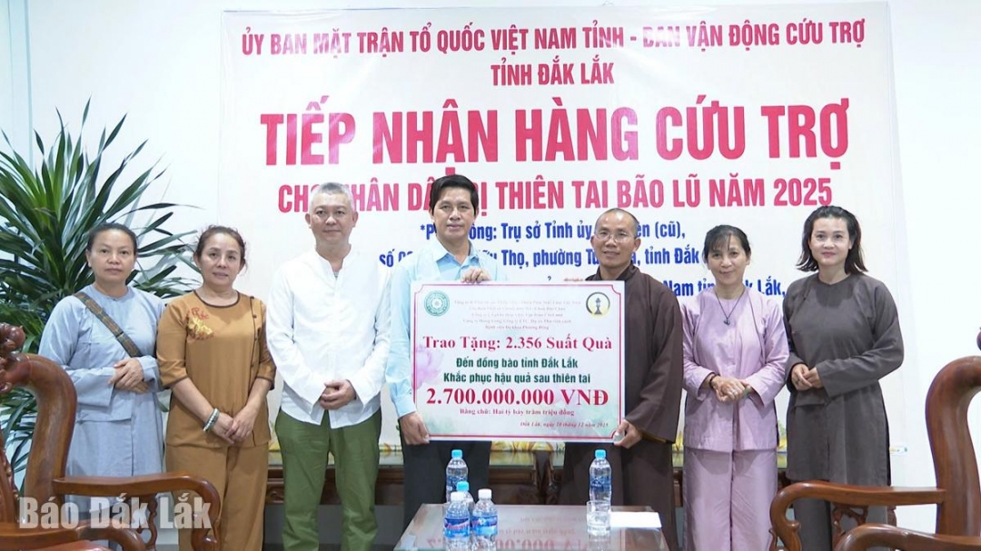 Phó Chủ tịch Ủy ban MTTQ Việt Nam tỉnh Phạm Văn Bảy tiếp nhận các phần quà của các tổ chức, cá nhân ủng hộ cho người dân bị thiệt hại do mưa lũ vừa qua.