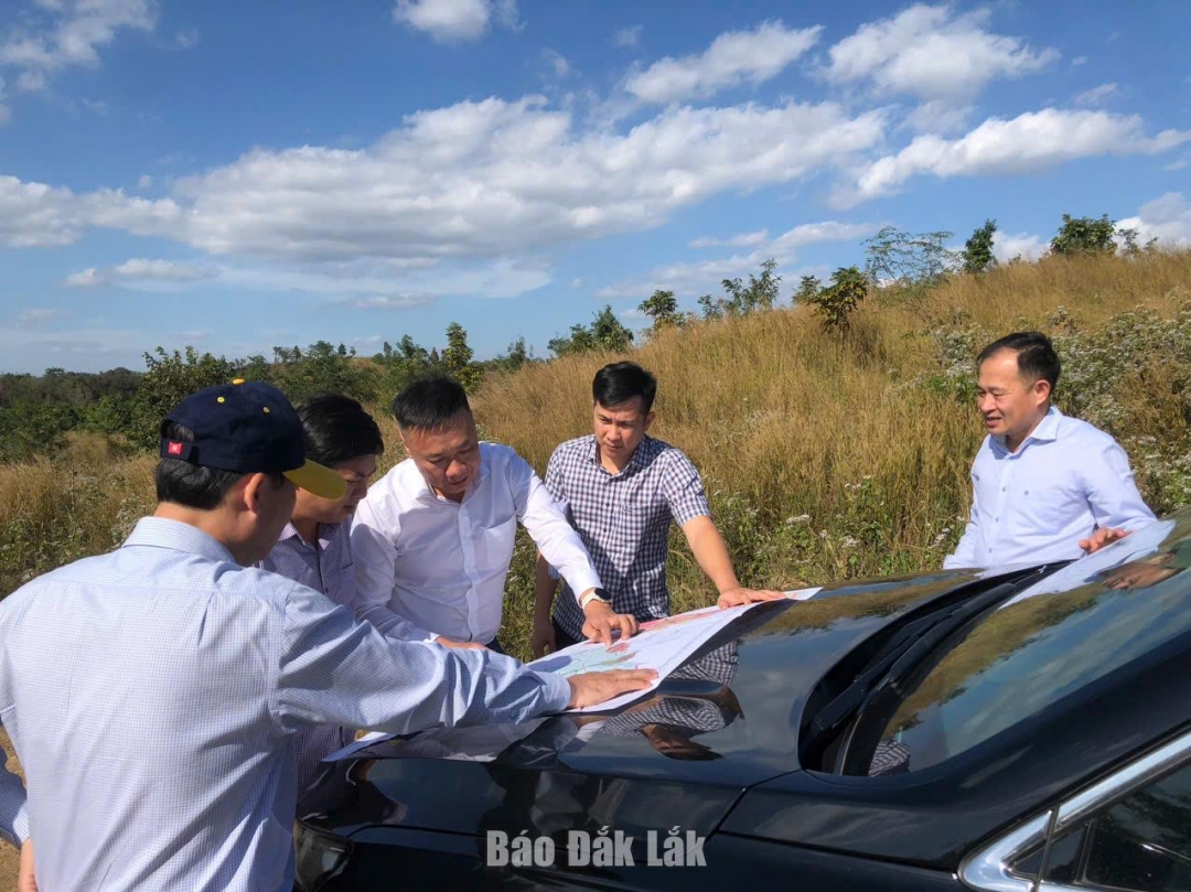 Bí thư Tỉnh ủy Lương Nguyễn Minh Triết cùng lãnh đạo các Sở Xây dựng, Sở VHTT&DL xem đồ án quy hoạch Tổ hợp sân Golf Buôn Đôn.
