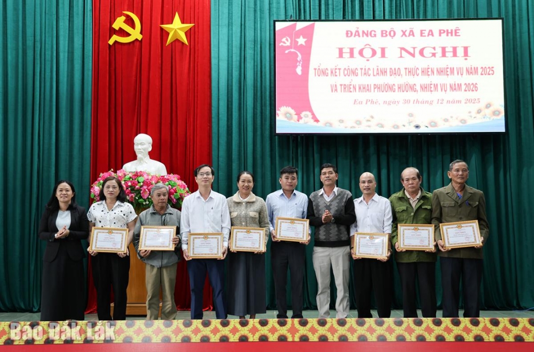 Các tổ chức cơ sở đảng hoàn thành xuất sắc nhiệm vụ phát triển đảng viên năm 2025.