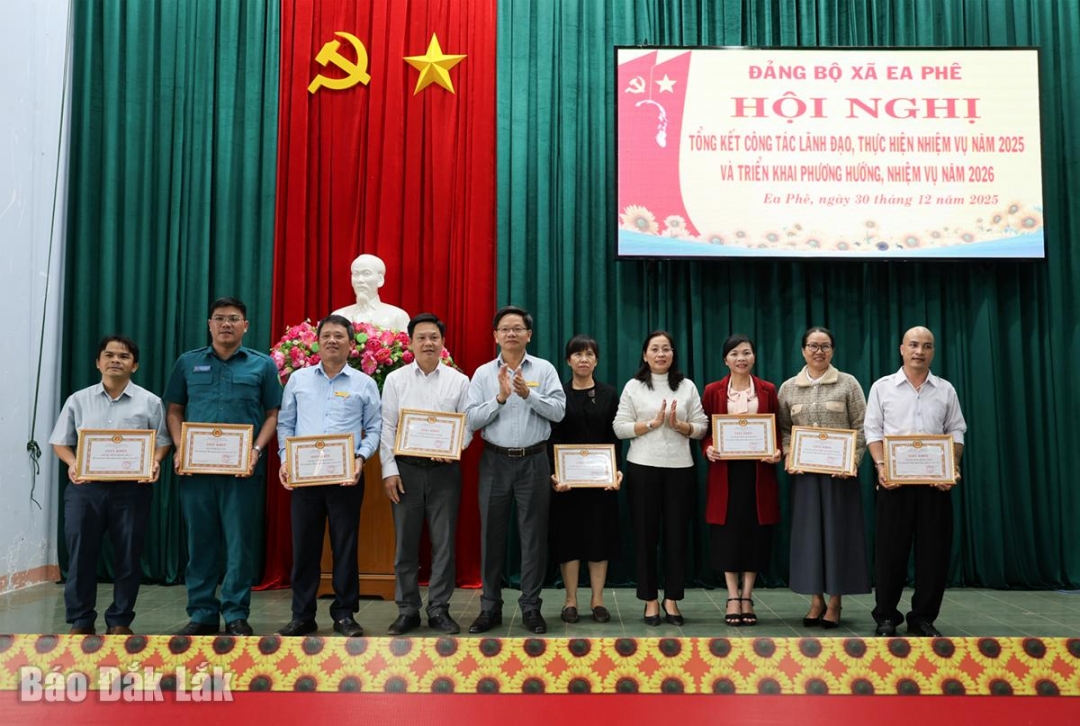 Đại diện các tập thể nhận giấy khen hoàn thành xuất sắc nhiệm vụ năm 2025,