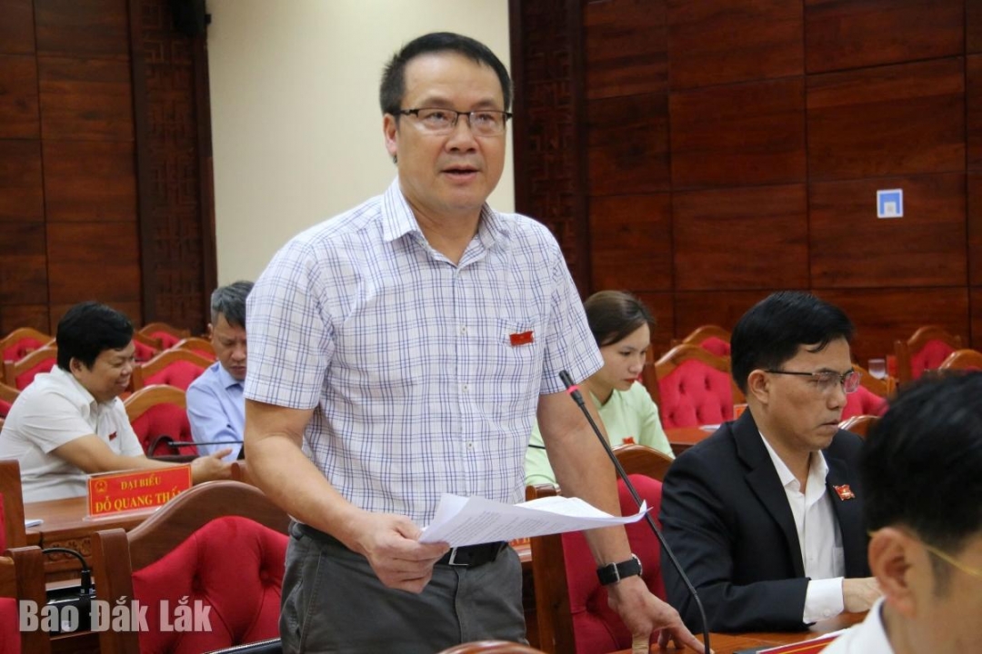 Phó Trưởng Ban Kinh tế - Ngân sách, HĐND tỉnh Phạm Văn Hanh đóng góp ý kiến thảo luận tại Tổ 1. Ảnh: Vạn Tiếp