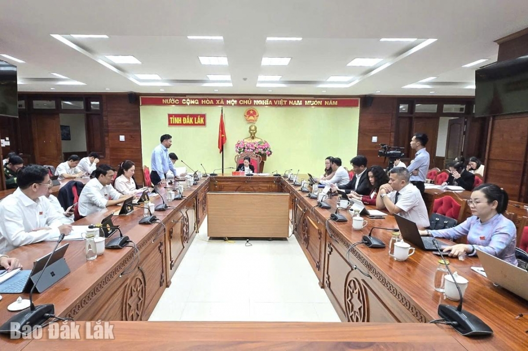 Quang cảnh phiên thảo luận tại Tổ 4. Ảnh: Vạn Tiếp