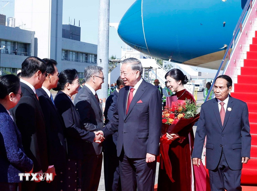 Lễ đón Tổng Bí thư Tô Lâm cùng Phu nhân tại sân bay quốc tế Wattay. Ảnh: TTXVN