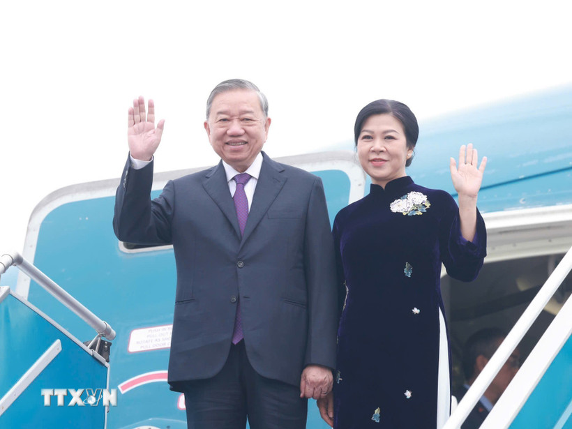 Tổng Bí thư Tô Lâm và Phu nhân rời Hà Nội, lên đường sang Lào. Ảnh: TTXVN
