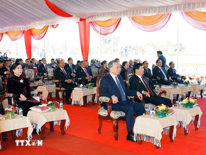Tổng Bí thư Tô Lâm cùng Tổng Bí thư, Chủ tịch nước Lào Thongloun Sisoulith dự khánh thành Công viên Hữu nghị Lào - Việt Nam. Ảnh: TTXVN