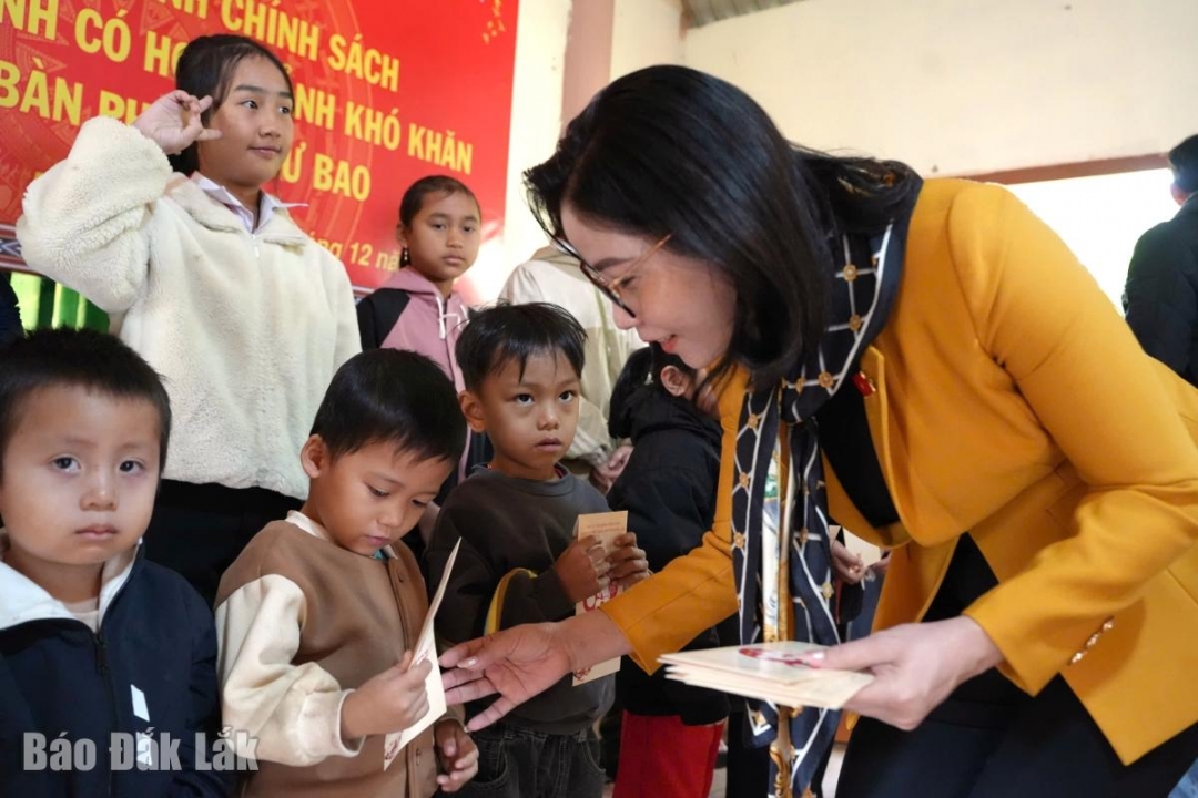 Phó Trưởng đoàn chuyên trách phụ trách Đoàn ĐBQH tỉnh Nguyễn Thị Thu Nguyệt trao quà tặng các em có hoàn cảnh khó khăn.