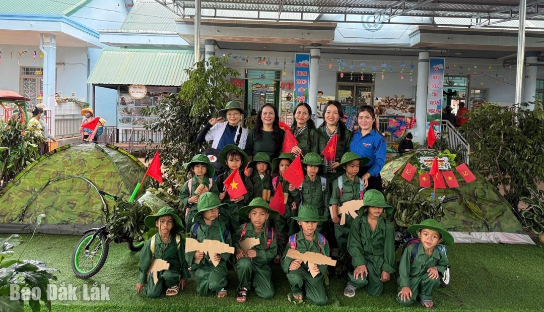 Ccá em nhỏ và cô giáo tại hoạt động trải nghiệm