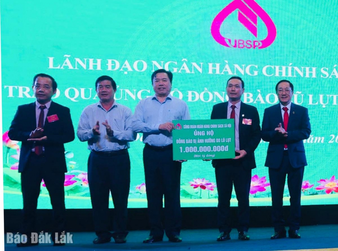 Các đồng chí Trần Hữu Thế, Ủy viên Ban Thường vụ Tỉnh ủy, Phó Chủ tịch Thường trực Ủy ban MTTQ Việt Nam tỉnh và Nguyễn Thiên Văn, Phó Chủ tịch UBND tỉnh tiếp nhận nguồn hỗ trợ của Ngân hàng Chính sách Xã hội Việt Nam