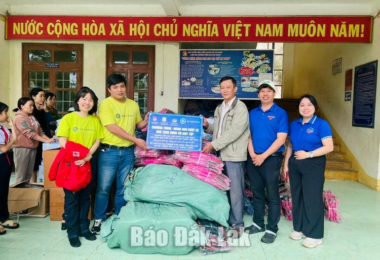 Chi đoàn Sở KH&CN cùng nhà tài trợ trao quà cho Trường tiểu học Sơn Giang.