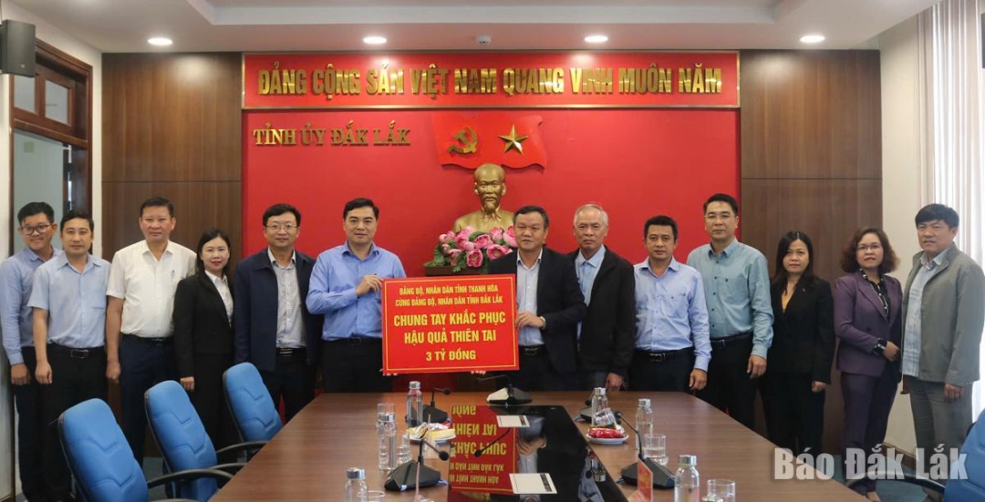 Thay mặt Đảng bộ, Chính quyền và Nhân dân tỉnh Thanh Hóa đồng chí Nguyễn Hoài Anh, Ủy viên dự khuyết Trung ương Đảng, Phó Bí thư Tỉnh ủy, Chủ tịch UBND tỉnh Thanh Hóa trao kinh phí hỗ trợ tỉnh Đắk Lắk.