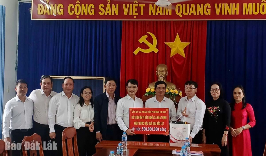 Lãnh đạo phường Ea Kao trao bảng tượng trưng 500 triệu đồng cho lãnh đạo xã Hòa Thịnh 