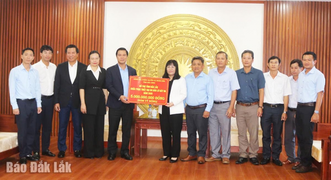 Thay mặt Đảng bộ, Chính quyền và Nhân dân tỉnh Bắc Ninh, đồng chí Lê Xuân Lợi, Ủy viên Ban Thường vụ Tỉnh ủy, Phó Chủ tịch UBND tỉnh trao kinh phí hỗ trợ tỉnh Đắk Lắk.