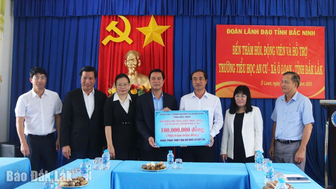 Đoàn công tác của tỉnh Bắc Ninh hỗ trợ 100 triệu đồng cho Trường Tiểu học An Cư (xã Ô Loan).