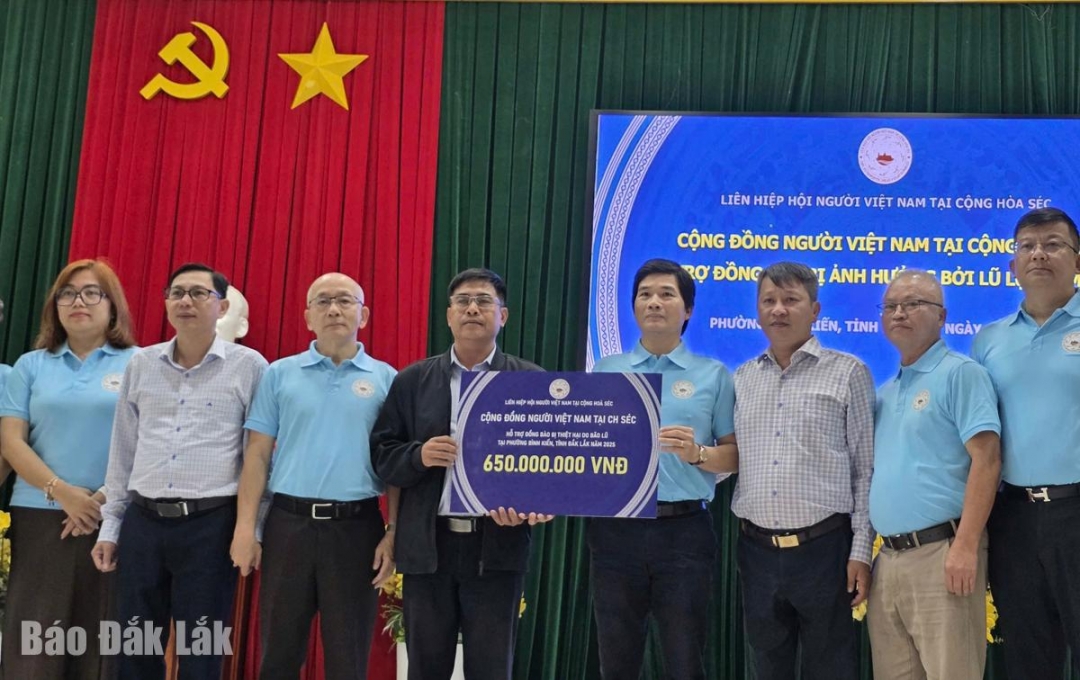 Đoàn cứu trợ của Liên hiệp Hội Người Việt Nam tại Cộng hòa Séc đã đến thăm và trao quà hỗ trợ cho người dân phường Bình Kiến.