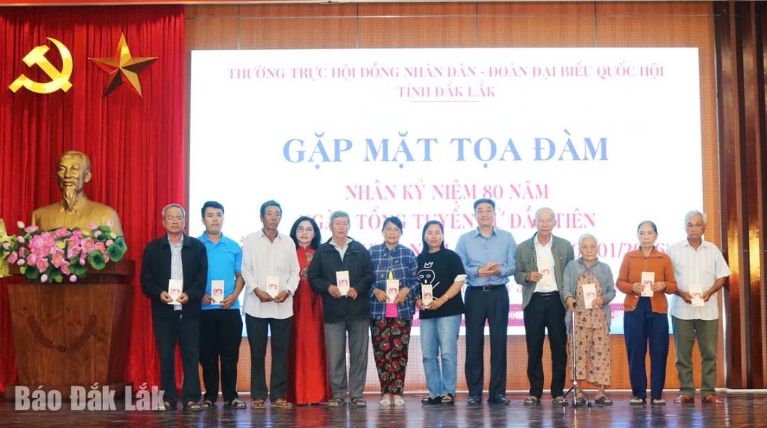 Các đồng chí lãnh đạo Đoàn đại biểu Quốc hội tỉnh trao quà cho các gia đình chính sách.