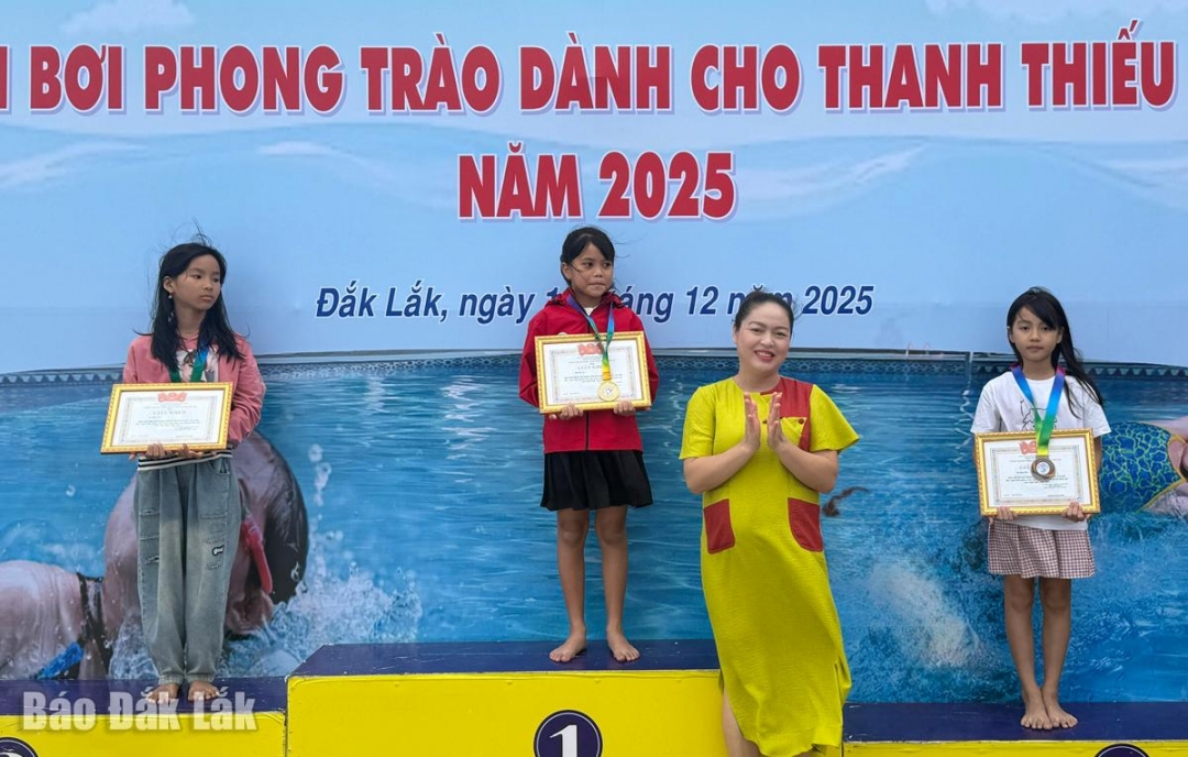 Ban tổ chức trao giải cho các vận động viên đạt giải.