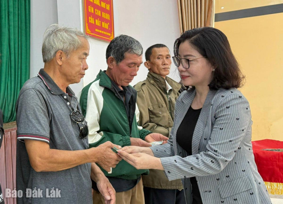 Đồng chí Nguyễn Thị Thu Nguyệt, Tỉnh ủy viên, Phó Trưởng đoàn chuyên trách, phụ trách Đoàn ĐBQH tỉnh tặng quà cho các gia đình có người mất, mất tích của phường Đông Hòa.