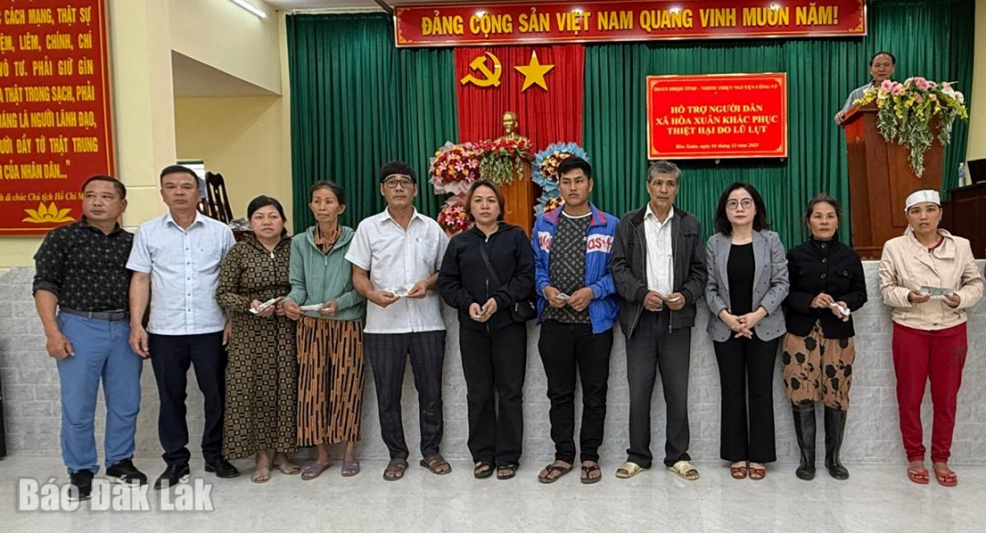 Lãnh đạo Đoàn Đại biểu quốc tỉnh và đại diện Nhóm Thiện nguyện Công Vũ trao tiền hỗ trợ cho những gia đình có người mất và mất tích tại xã Hòa Xuân.