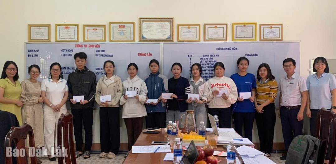 Sinh viênBộ môn Giáo dục Tiểu học, Khoa Sư phạm, Trường Đại học Tây Nguyên