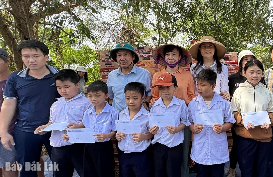 Đoàn công tác phường Xuân Hòa tặng quà cho các em học sinh phường Tuy Hòa.