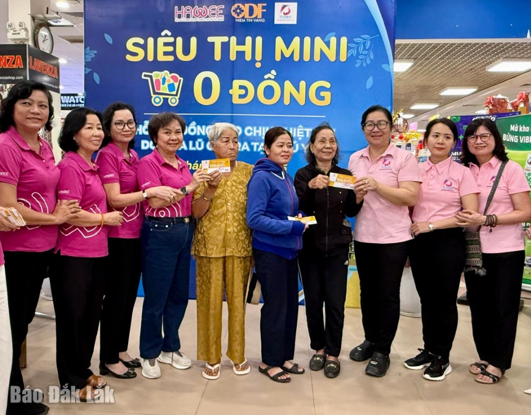 Niềm vui của các nữ doanh nhân khi chung tay chia sẻ khó khăn với người dân vùng lũ.