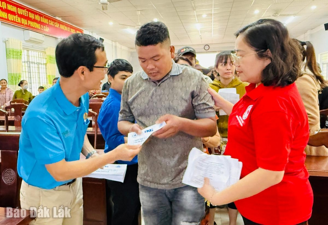 Lãnh đạo của Hội Chữ thập đỏ Đồng Nai và Công ty TKG Taekwang Vina tặng quà cho người dân xã Phú Hòa 2.