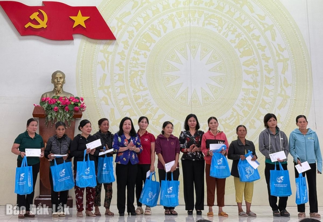 Các đồng chí lãnh đạo trung ương và tỉnh tặng quà cho hội viên phụ nữ khó khăn của phường Phú Yên.