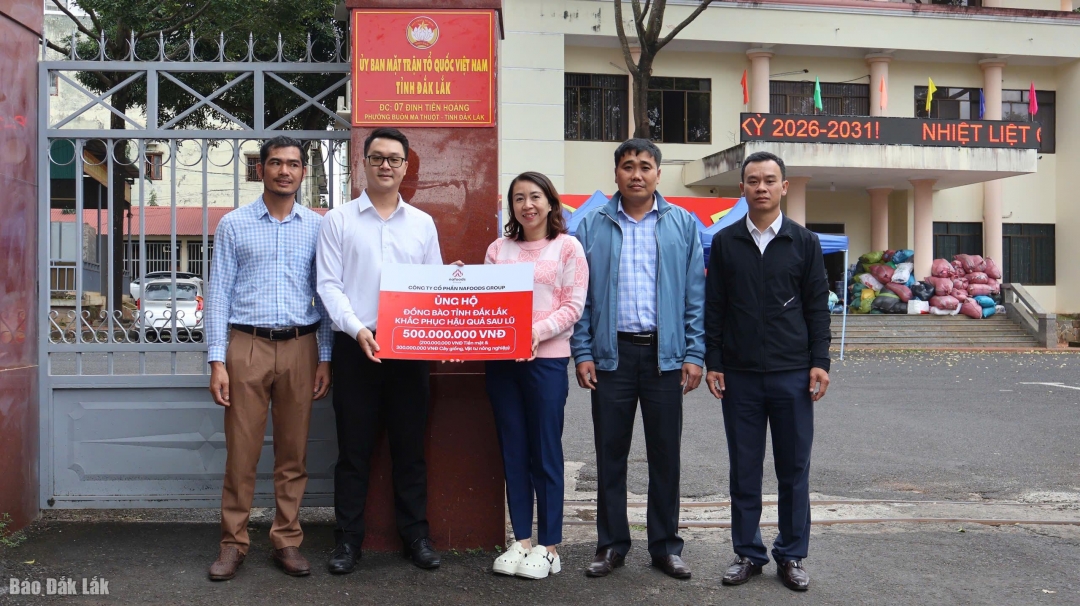 Đại diên trao quà