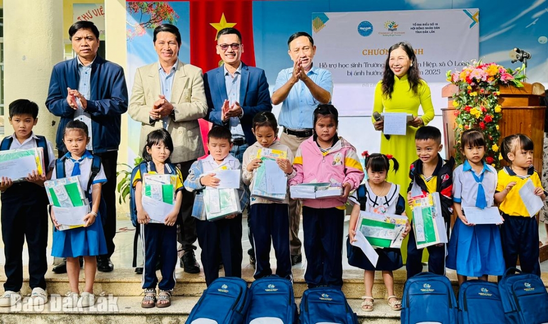 Các đại biểu trao quà cho các em học sinh của Trường Tiểu học An Hiệp.