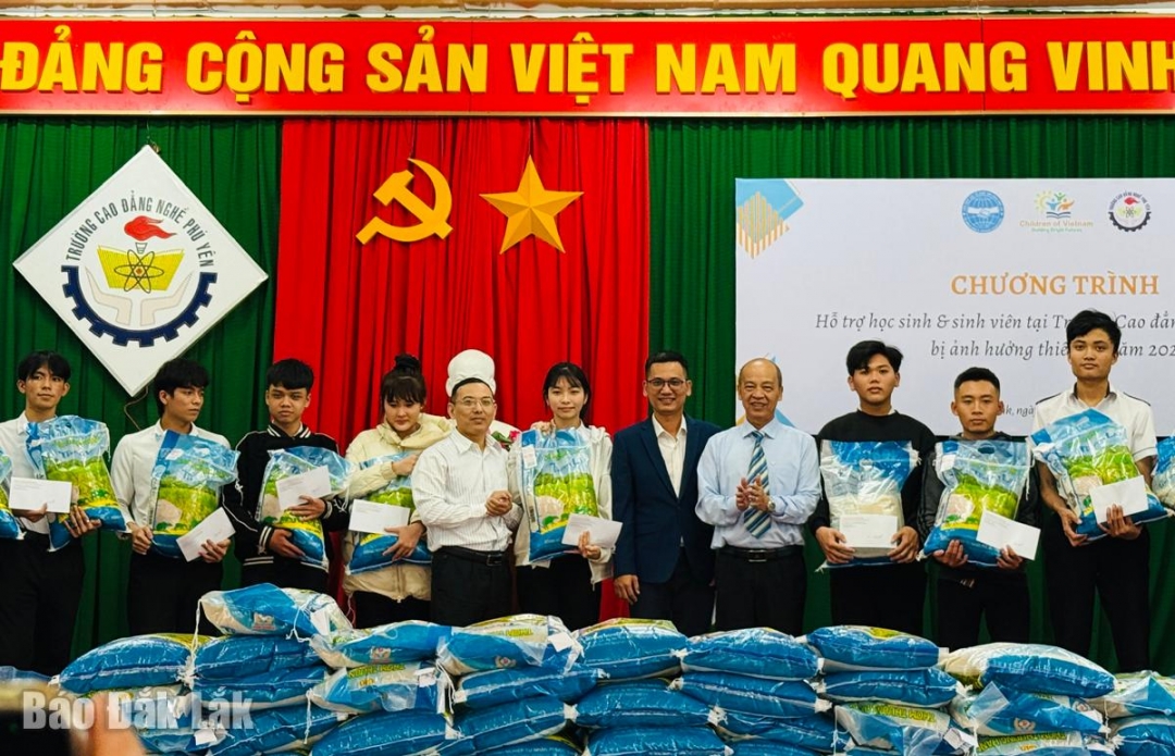 Lãnh đạo Liên hiệp các tổ chức hữu nghị tỉnh, Tổ chức COV và Trường Cao đẳng Nghề Phú Yên trao quà cho các em học sinh.