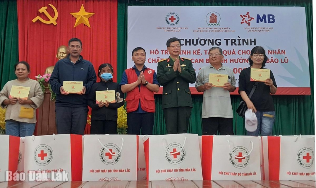 Lãnh đạo Trung ương hội và Hội Chữ thập đỏ tỉnh trao quà cho các gia đình nạn nhân chất đọc da cam trên địa bàn phường Đông Hòa.