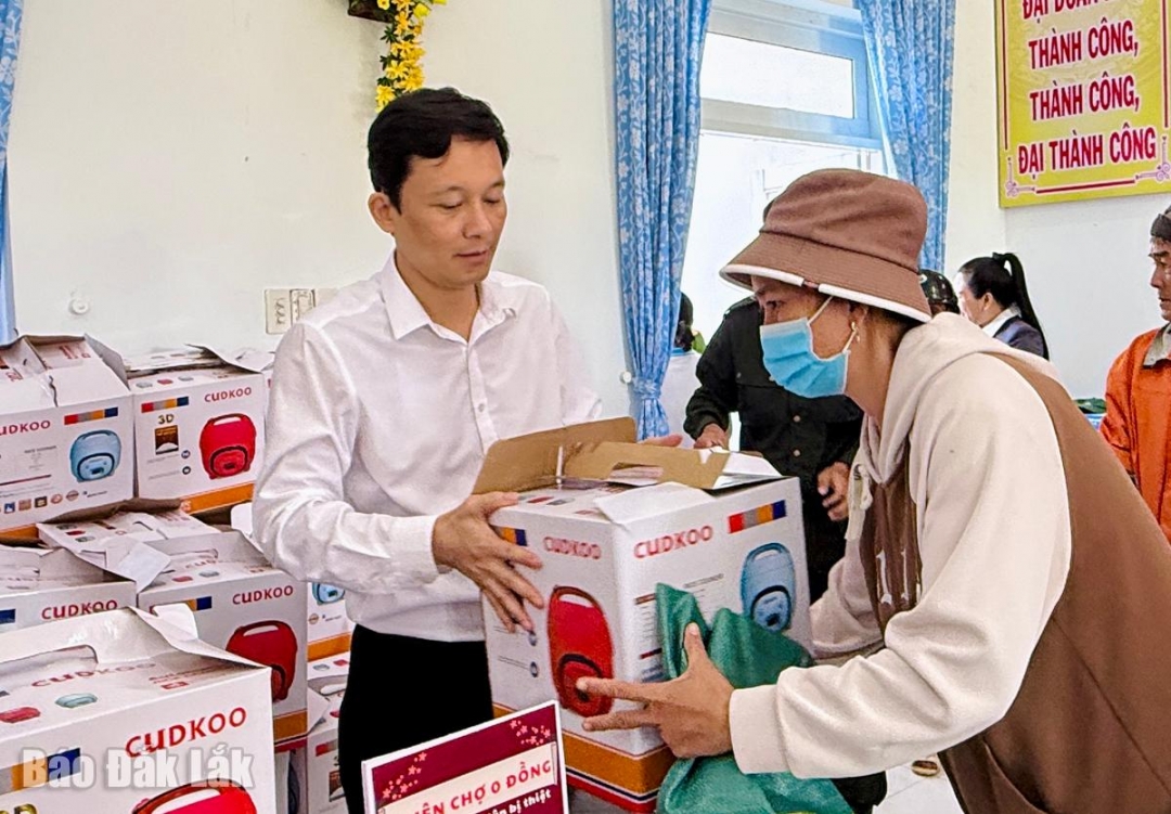 Ông Doãn Thế Dương, Chủ tịch Hội Chữ thập đỏ tỉnh Hưng Yên tặng quà cho người dân xã Ô Loan.