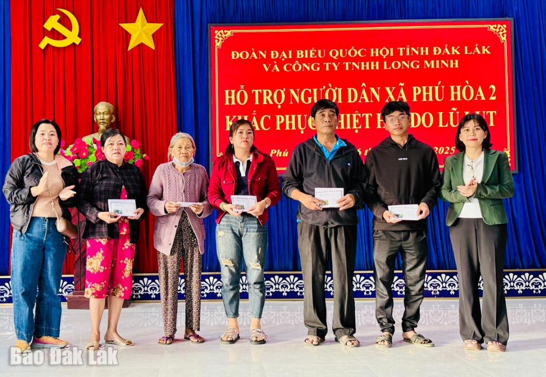 Lãnh đạo Đoàn ĐBQH tỉnh và thành viên của Công ty TNHH MTV Long Minh tặng quà cho các hộ gia đình có người mất, nhà sập.