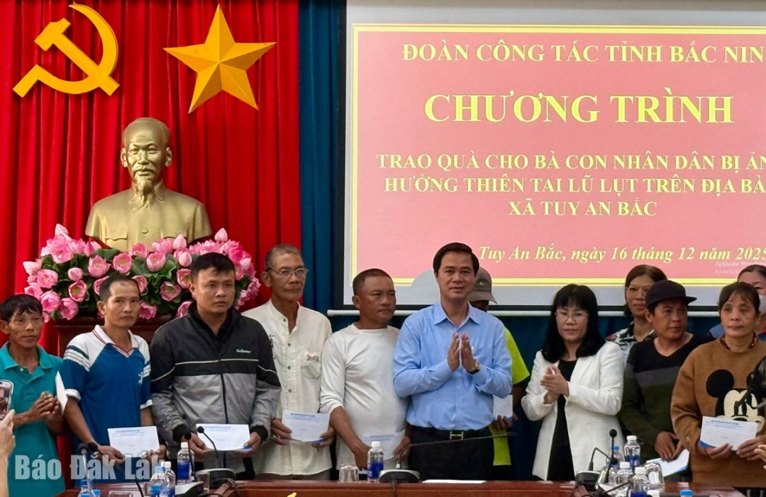 Các đồng chí Lê Thanh Lợi và Hồ Thị Nguyên Thảo trao quà cho người dân xã Tuy An Bắc.