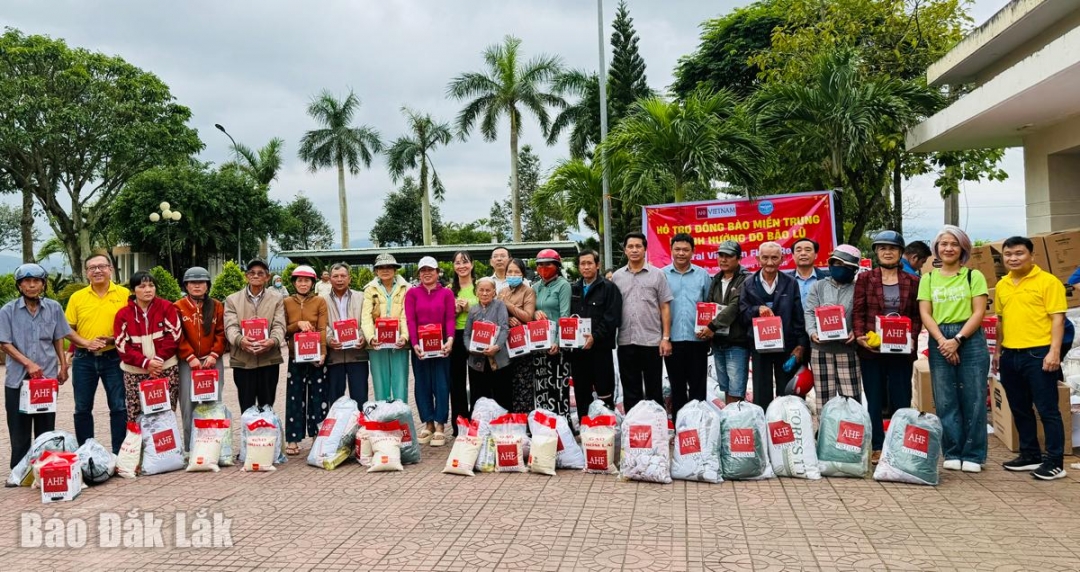 Lãnh đạo tỉnh, địa phương và Tổ chức AHF tặng quà cho người dân xã Tây Hòa.