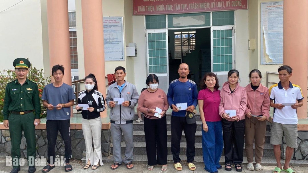 Đồn Biên phòng Xuân Đài phối hợp với Hội Từ thiện Hoa Xuân tặng quà cho hộ nuôi trồng thủy sản bị thiệt hại tại phường Sông Cầu.