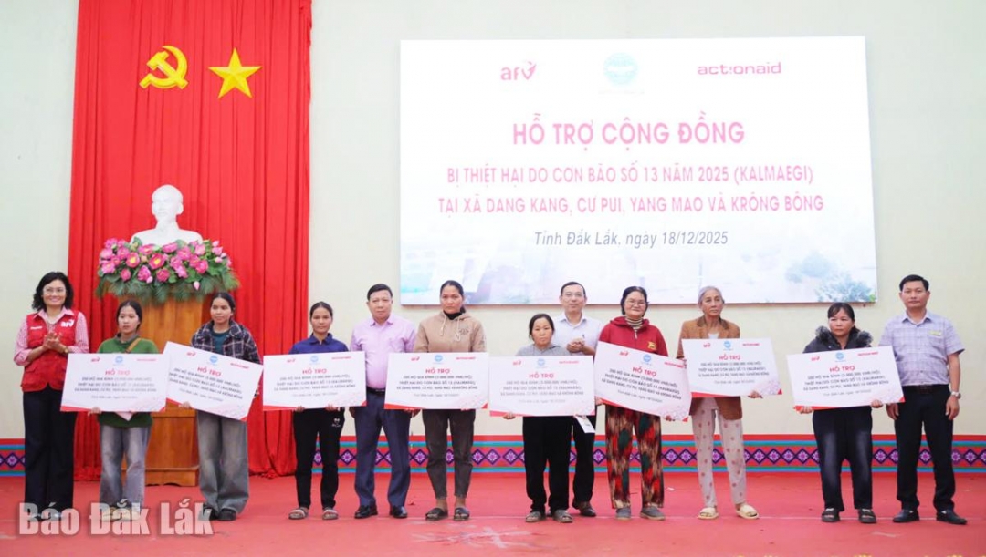 Tổ chức AAI trao tiền hỗ trợ cho người dân tại các xã Dang Kang, Cư Pui, Yang Mao, Krông Bông.