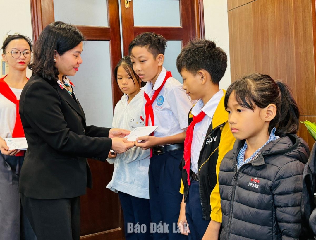 Đồng chí Nguyễn Thị Tuyến, Ủy viên Trung ương Đảng, Phó Chủ tịch Ủy ban Trung ương MTTQ Việt Nam, Chủ tịch Hội LHPN Việt Nam trao quà cho trẻ em mồ côi của phường Tuy Hòa