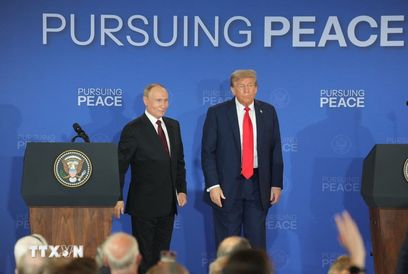 Tổng thống Mỹ Donald Trump (phải) và Tổng thống Nga Vladimir Putin trong cuộc họp báo chung tại Căn cứ Elmendorf-Richardson ở Anchorage, bang Alaska (Mỹ) ngày 15/8/2025. Ảnh: TTXVN