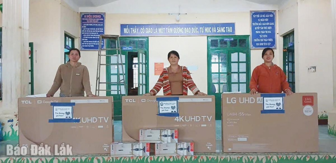 Trường mầm non Sơn Giang nhận quà hỗ trợ là 3 tivi 55 inch.